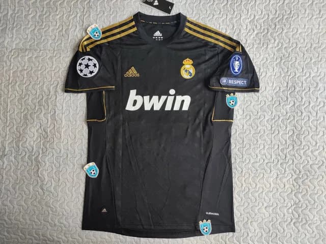 Real Madrid 2011/12 Cl 2nd Kit - Image 2