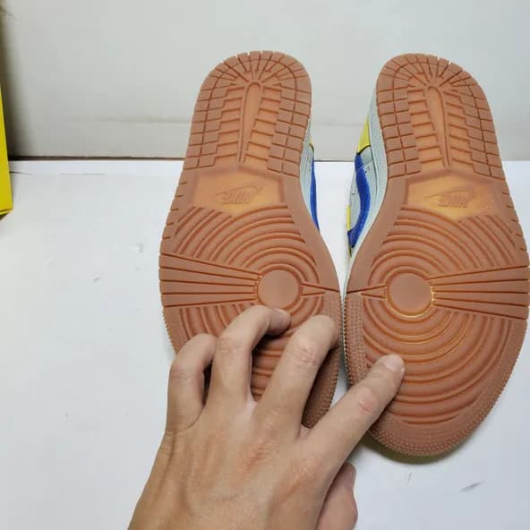 Travis Scott x Air Jordan 1  Low OG Canary - Image 3