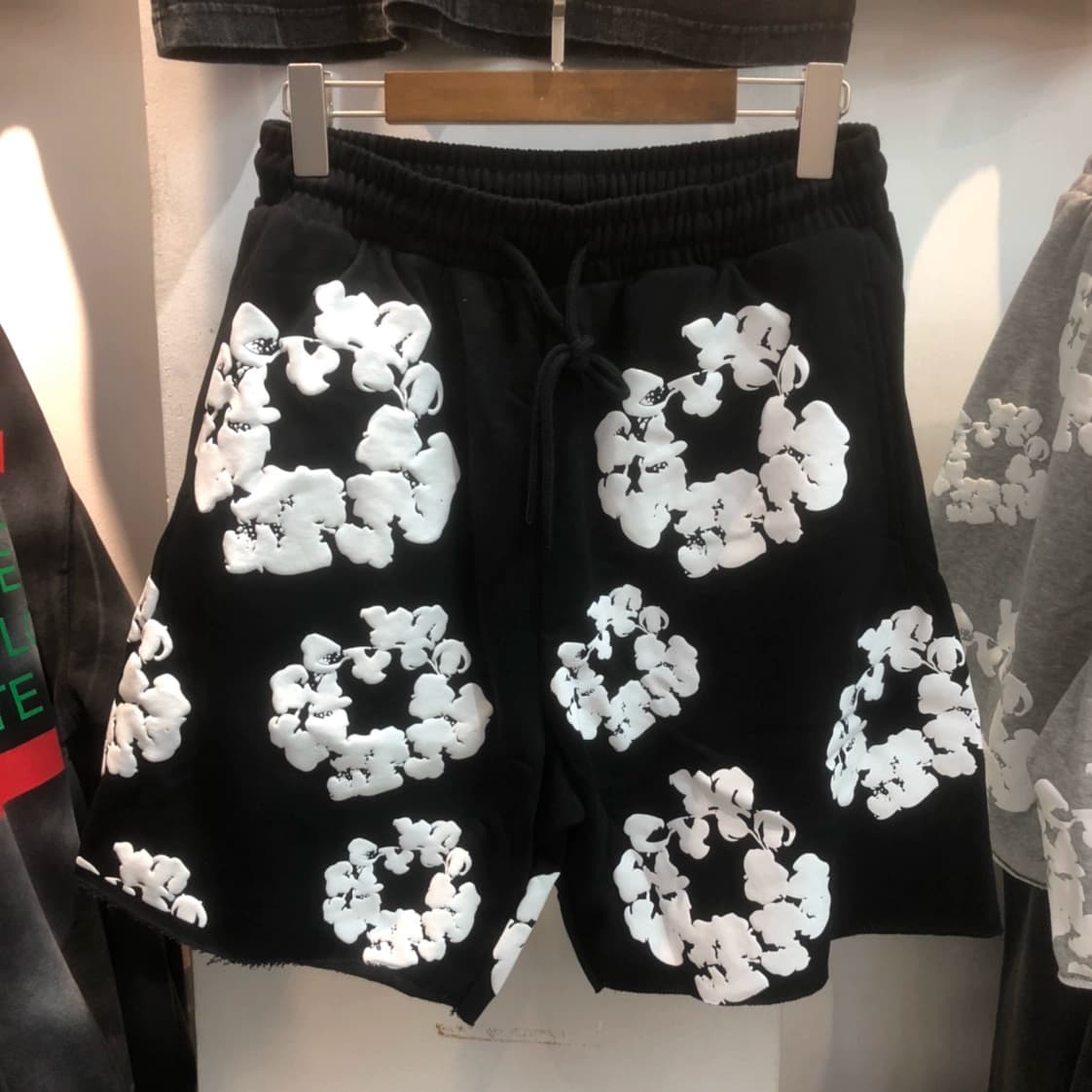 2022 summer new European and American trendy brand Kanye same casual pants floral print personality like loose shorts
